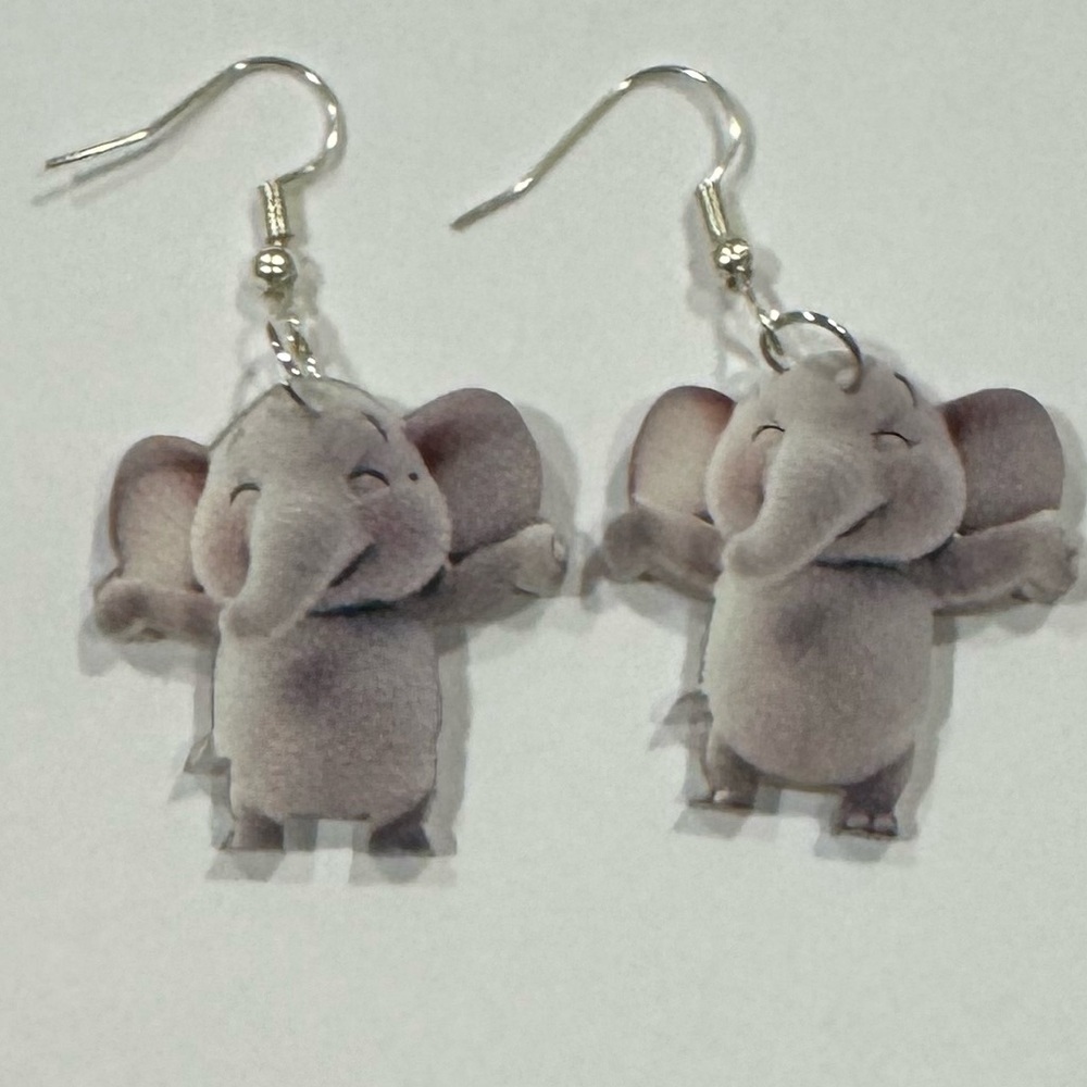 NEW! ELEPHANT Double Side Earrings Gray
Dangle Embossed pierced Whimsical NWT